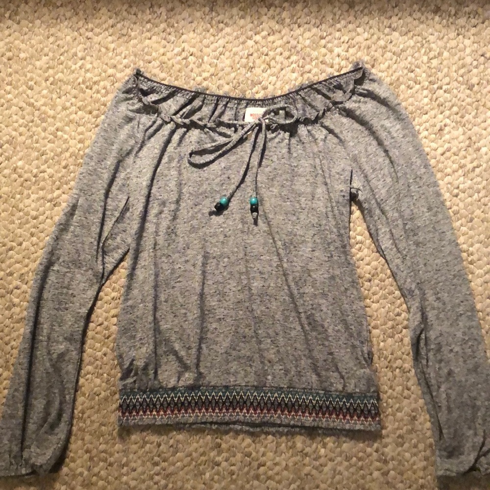 Adorable off the shoulders top, tie with beads  and beautiful detail bottom.